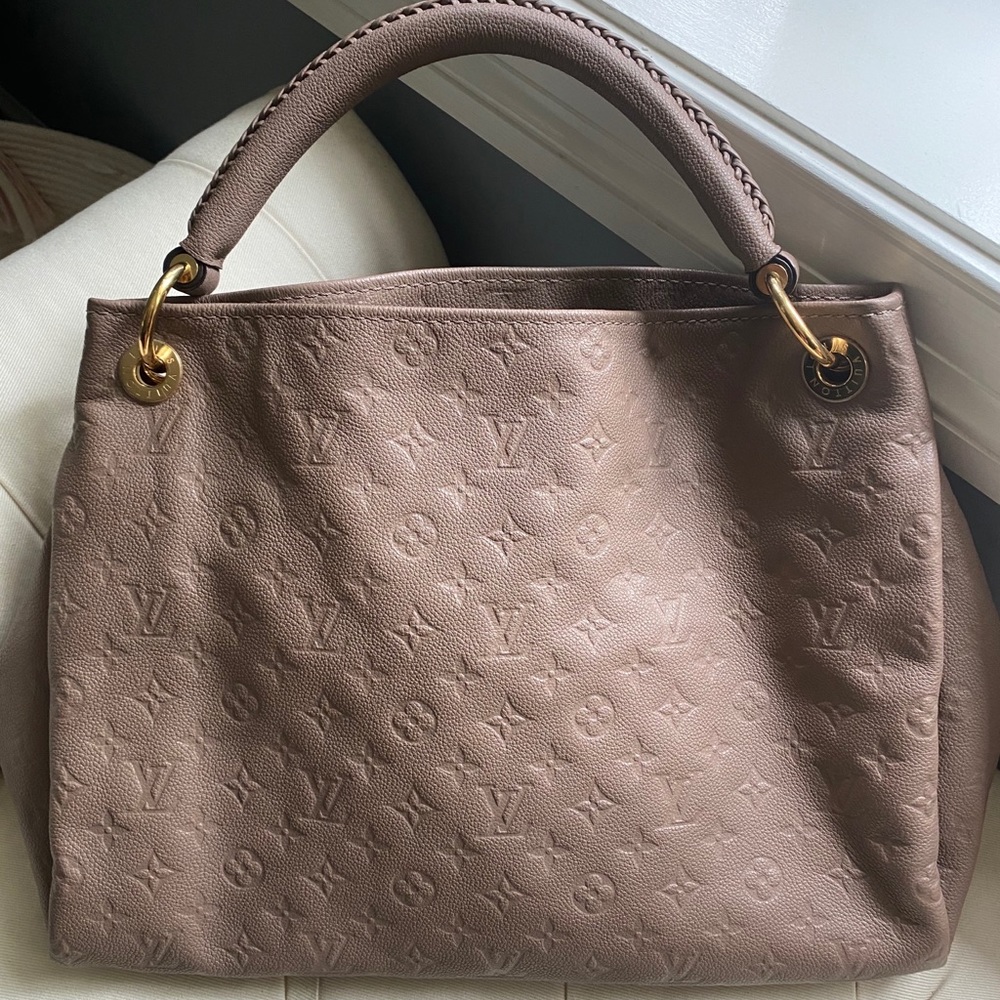 Louis Vuitton Artsy MM Handbag